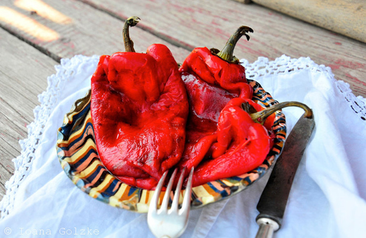 Rumänischer Salat von gegrillter Spitzpaprika – miss red fox