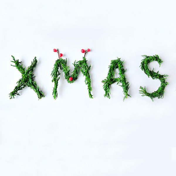 Mini Buchstaben mit Weihnachtsgrün