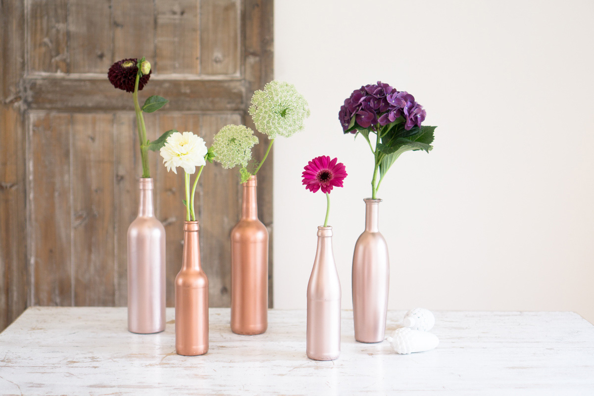 diy-nachhaltigkeit-vasen-selber-machen-aus-alten-flaschen-mit-kupfer-farbe-soulsistermeetsfriends-1
