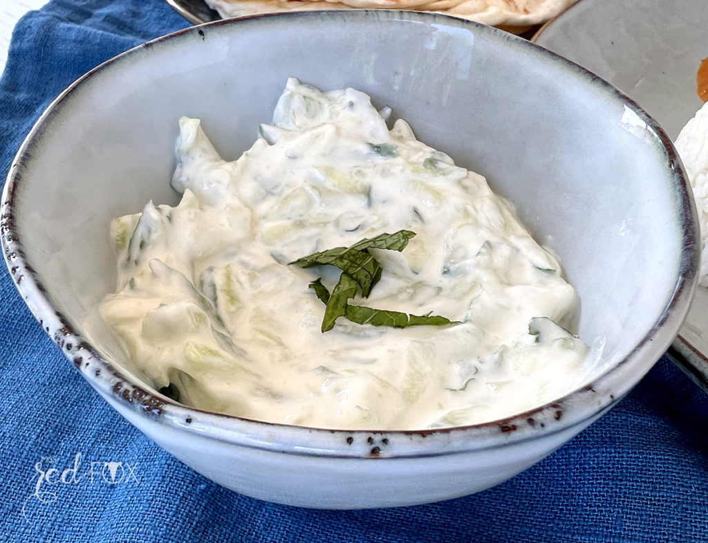Chicken Tikka Masala + Naan Brot + Raita Dip miss red fox
