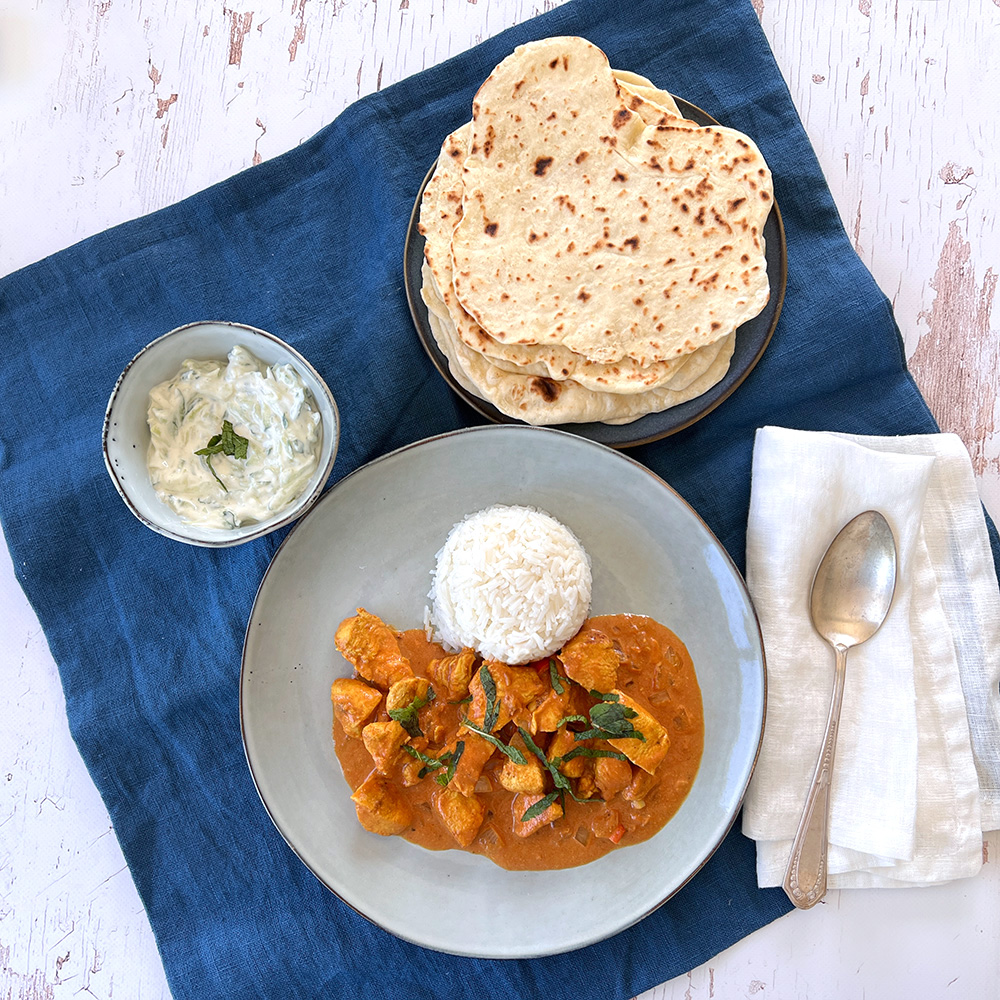 Chicken Tikka Masala + Naan Brot + Raita Dip